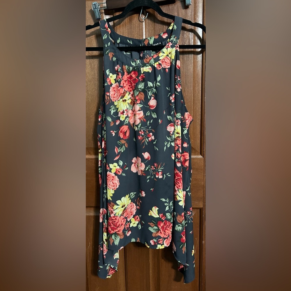 Torrid Size 3 (22-24)‎ Gray Floral Tank Top Asymmetric Hem and Button Back